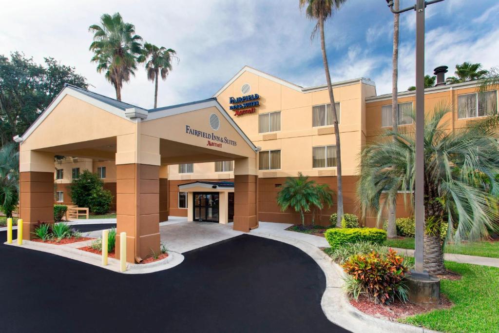 eine Darstellung der Vorderseite eines Hotels mit Palmen in der Unterkunft Fairfield Inn and Suites by Marriott Tampa Brandon in Tampa