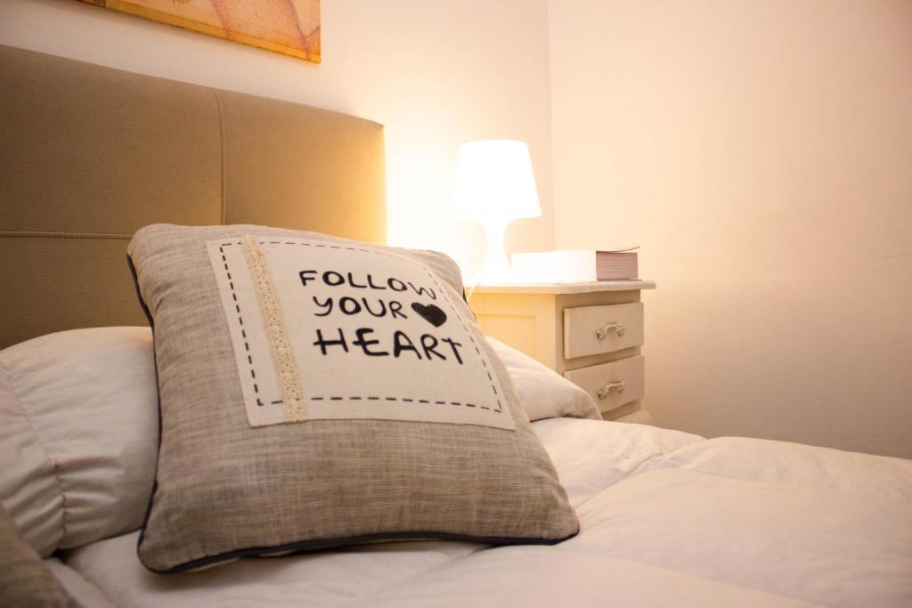 En eller flere senge i et værelse på [1km dalla Torre] Appart. con balcone e posto auto