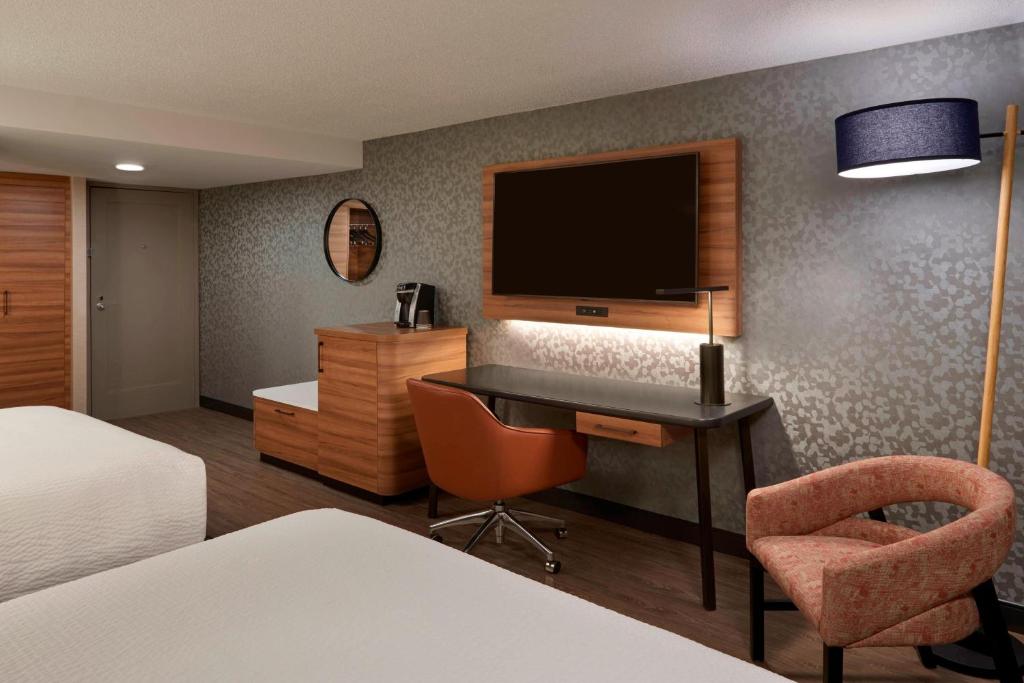 Postel nebo postele na pokoji v ubytování Fairfield Inn by Marriott Montreal Downtown