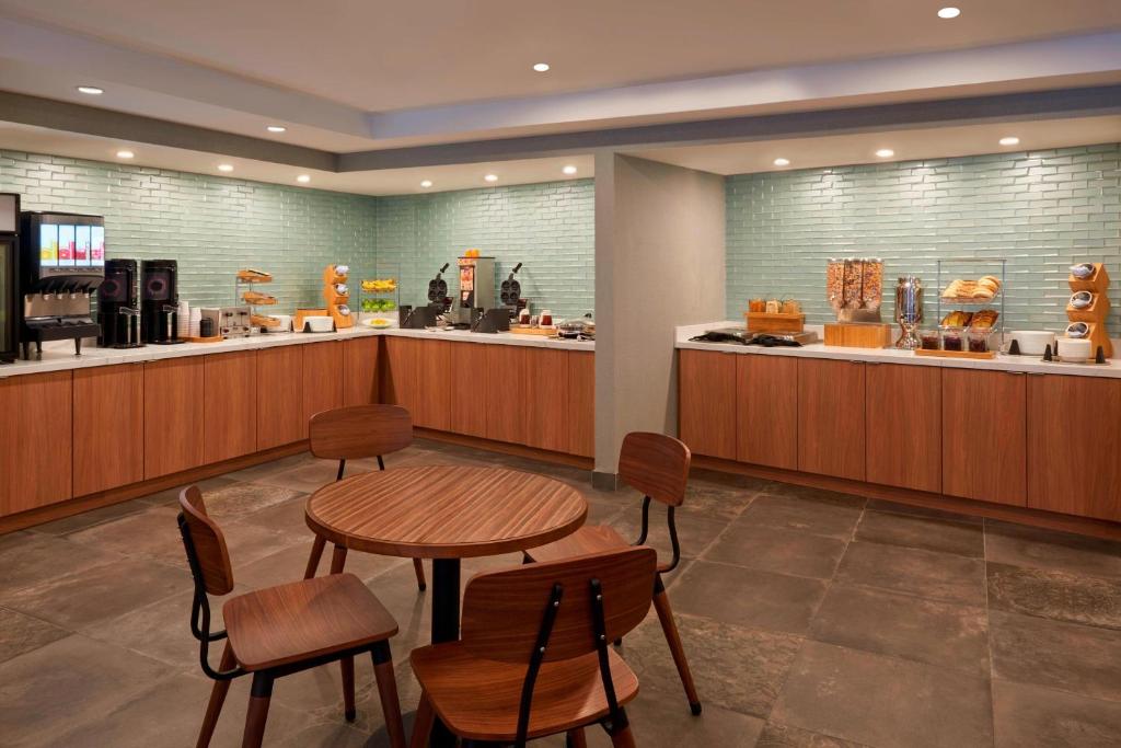 Příslušenství pro přípravu čaje a kávy v ubytování Fairfield Inn by Marriott Montreal Downtown