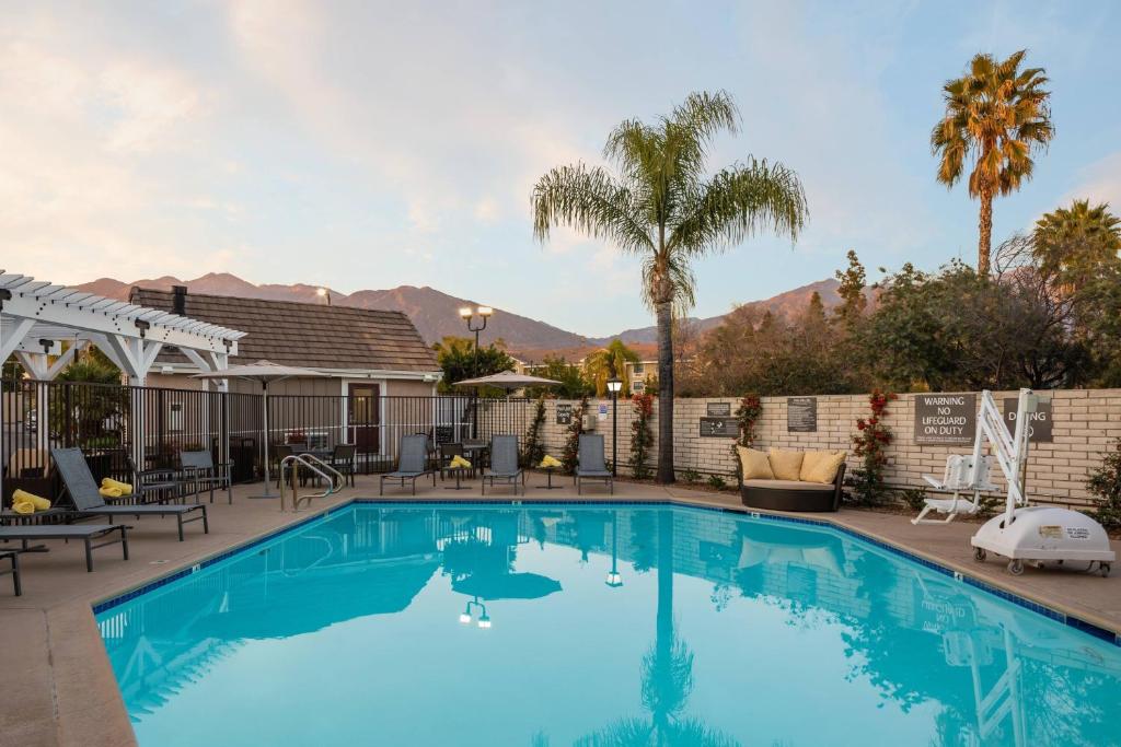 una piscina con montañas en el fondo en Residence Inn Pasadena Arcadia en Arcadia