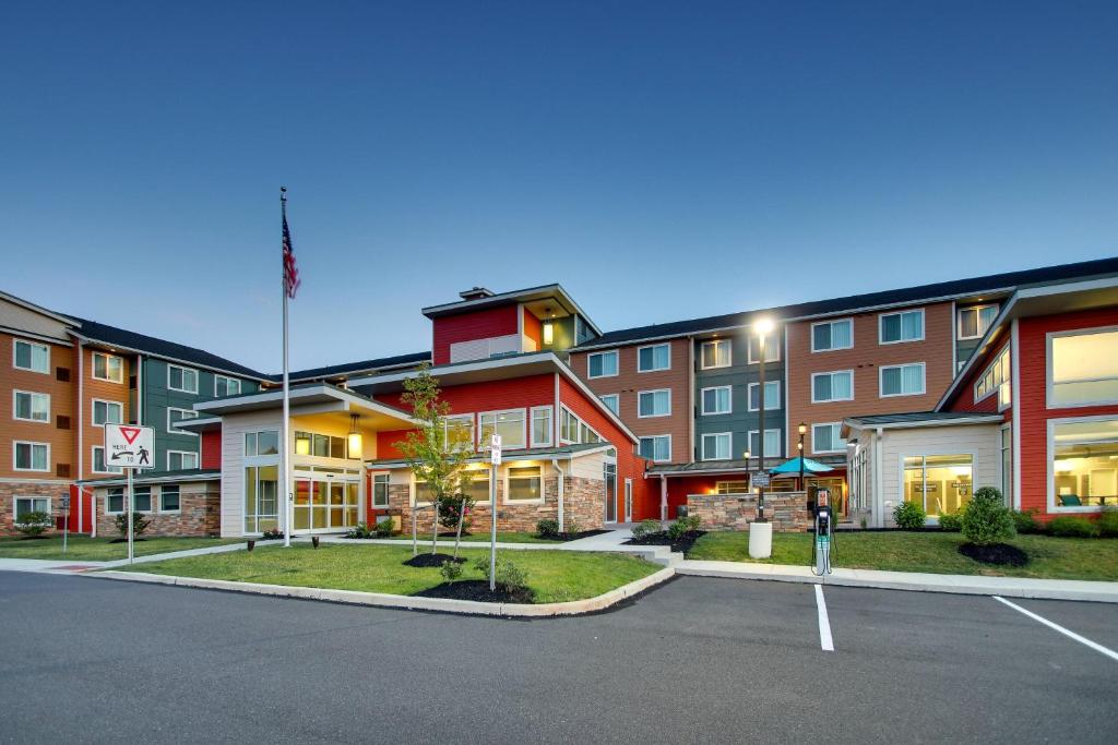 CollegevilleにあるResidence Inn by Marriott Philadelphia Valley Forge/Collegevilleのホテル前の空き駐車場