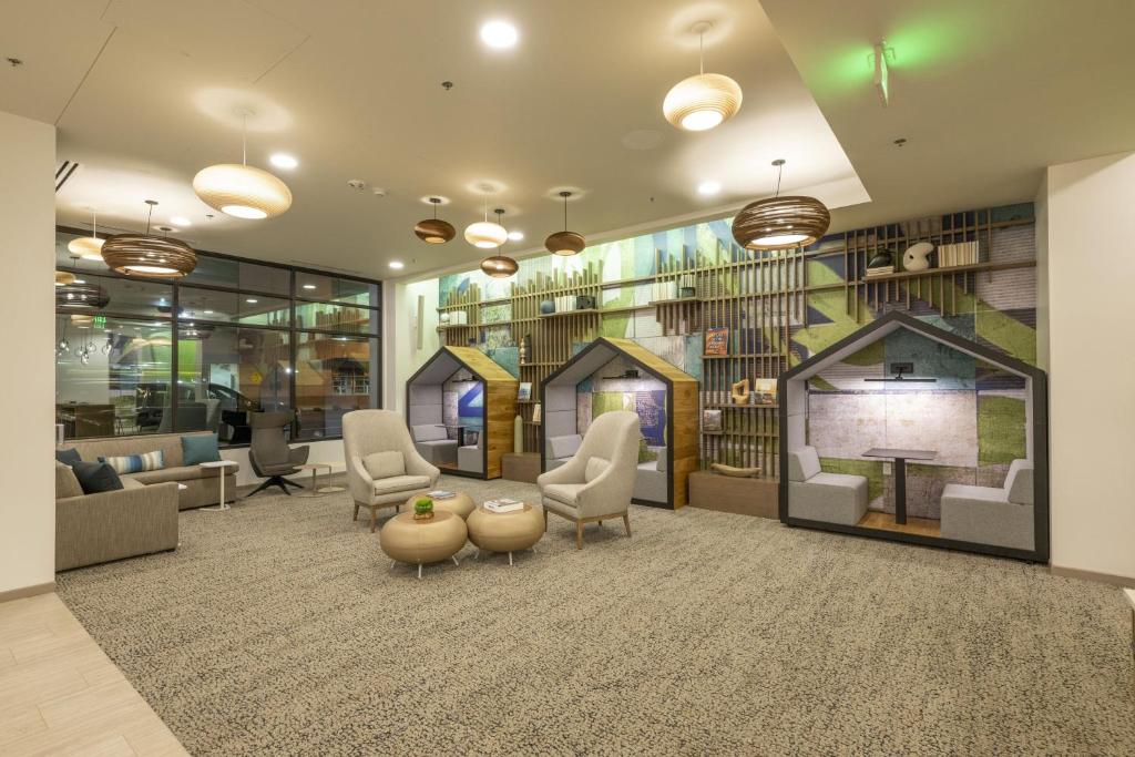 een lobby met een bibliotheek met stoelen en een open haard bij Element Colorado Springs Downtown in Colorado Springs