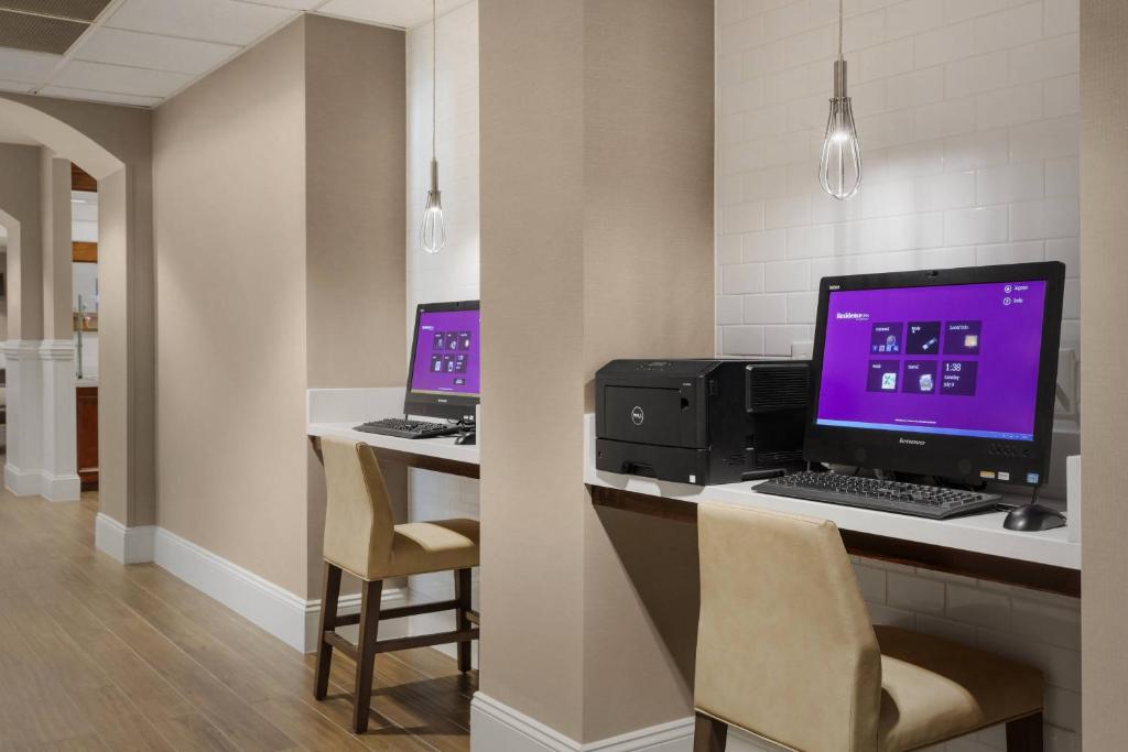 TV a/nebo společenská místnost v ubytování Residence Inn Poughkeepsie