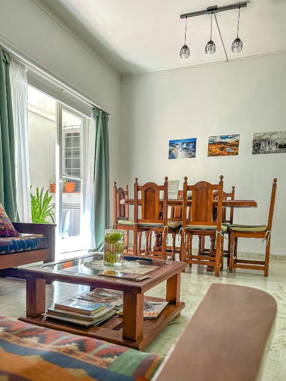 a living room with a table and chairs at El Oasis in Mendoza