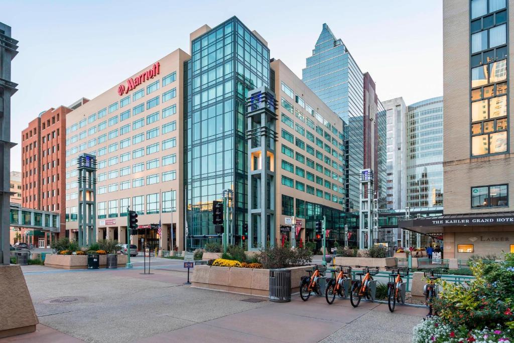 un grupo de bicicletas estacionadas frente a un edificio en Rochester Marriott Mayo Clinic Area, en Rochester