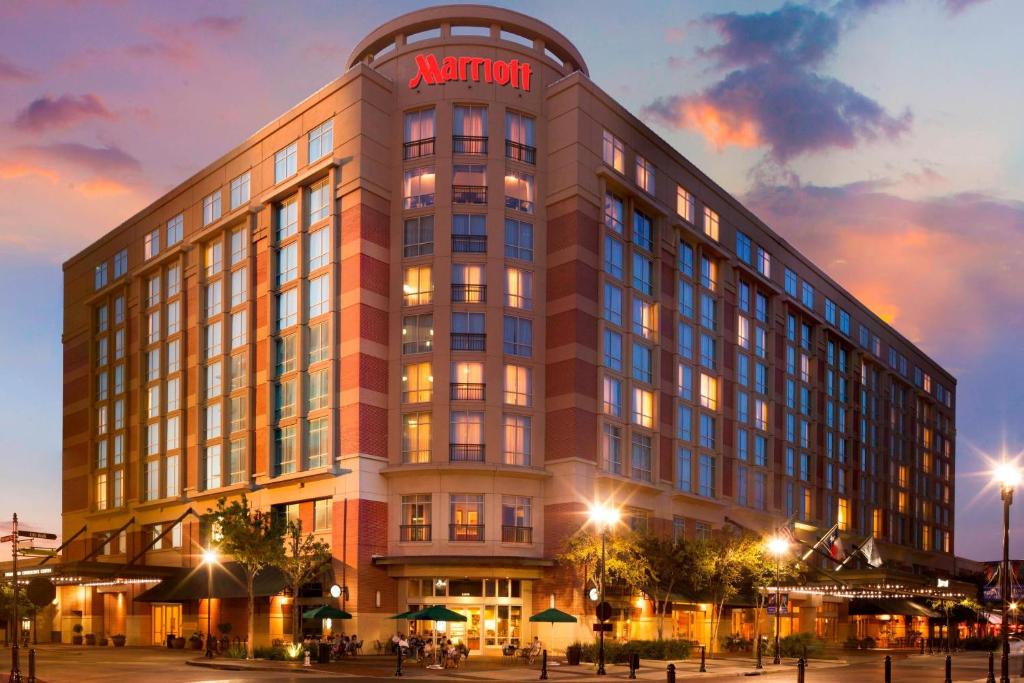 Houston Marriott Sugar Land في شوغر لاند: مبنى الفندق عليه علامة مارتيني