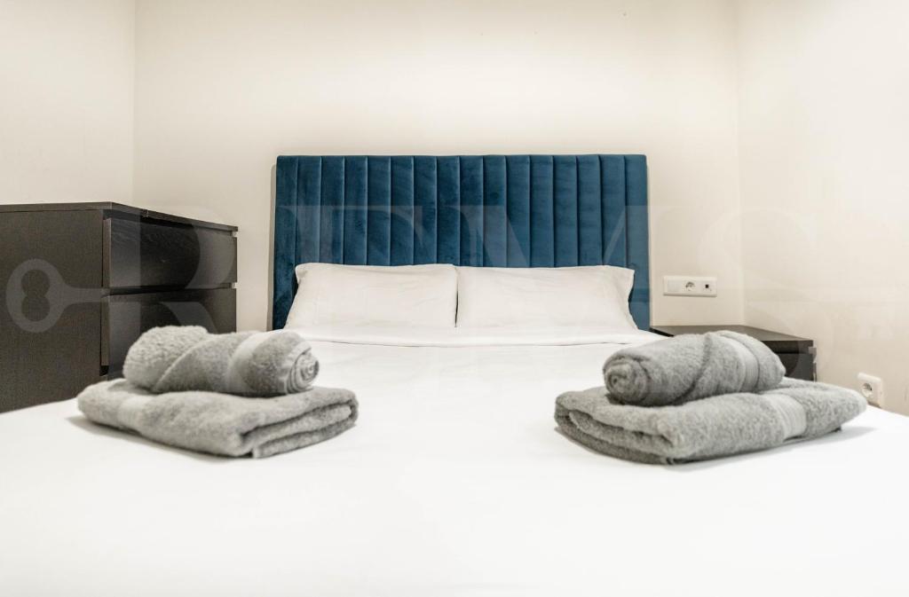 A bed or beds in a room at Modern gem in heart of Málaga, near sights REMS