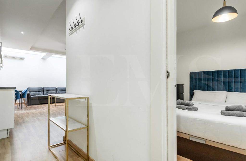 A bed or beds in a room at Modern gem in heart of Málaga, near sights REMS