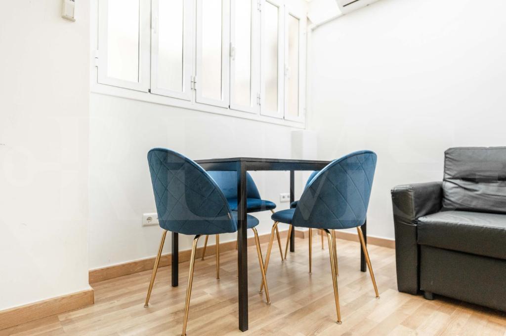 A seating area at Modern gem in heart of Málaga, near sights REMS