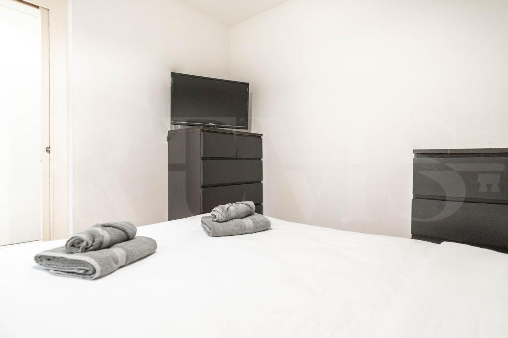 A bed or beds in a room at Modern gem in heart of Málaga, near sights REMS