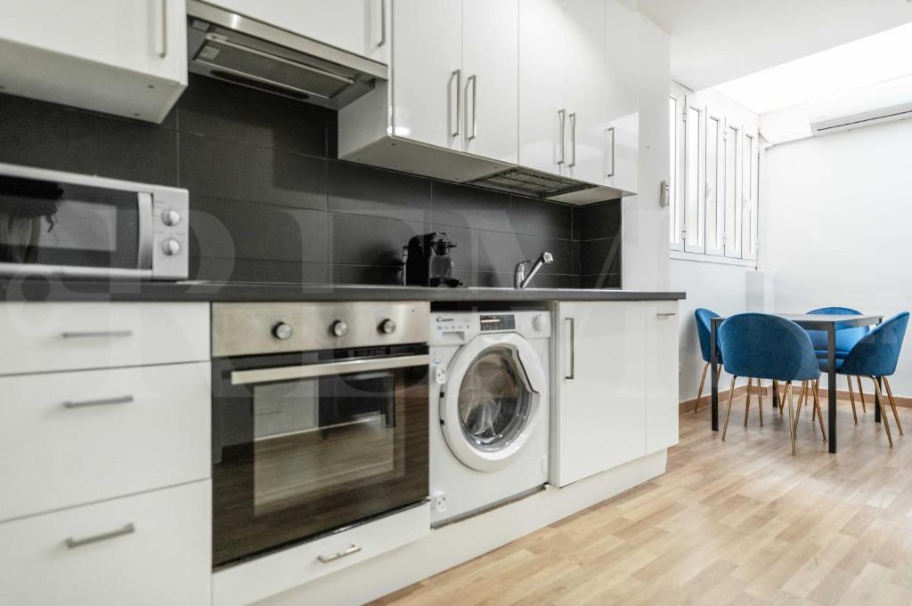 A kitchen or kitchenette at Modern gem in heart of Málaga, near sights REMS