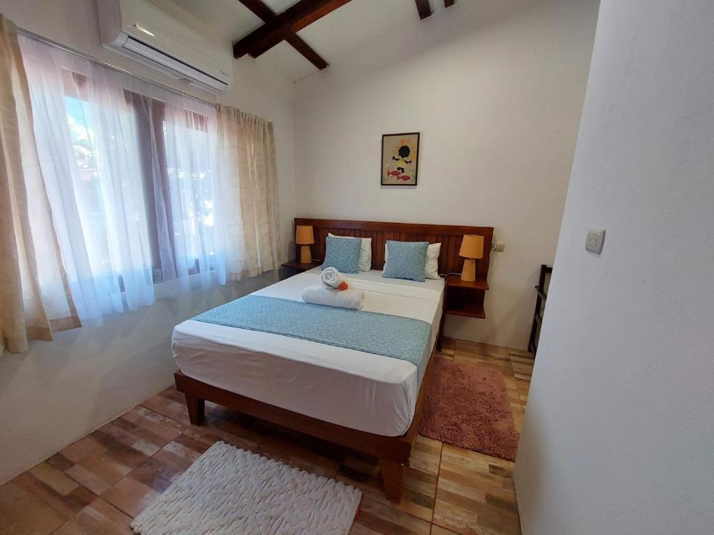 Postel nebo postele na pokoji v ubytování Casa THIREMA Tortuguero