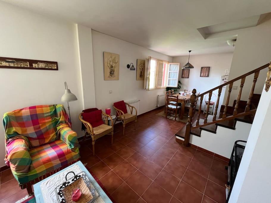 - un salon avec une chaise et un escalier dans l'établissement Apartamento Las Martas, à Comillas