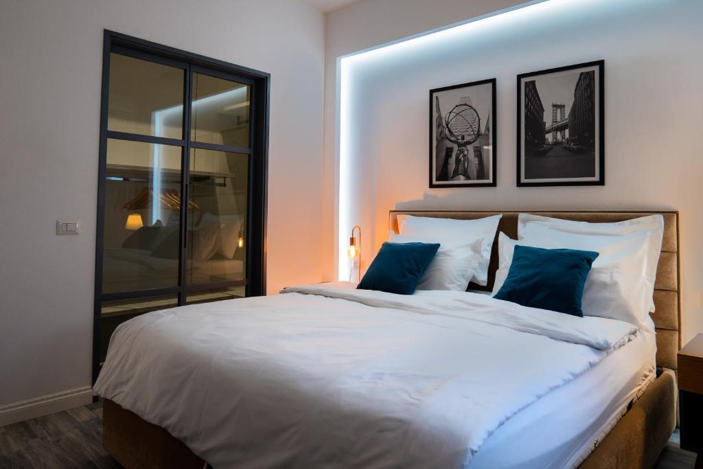 Modern Apartment in Skanderbeg Square - THE NEST
