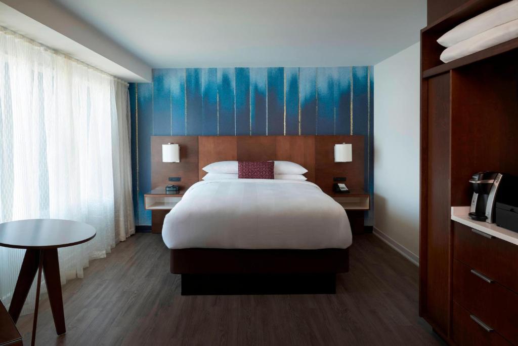 Postel nebo postele na pokoji v ubytování Toronto Marriott City Centre Hotel