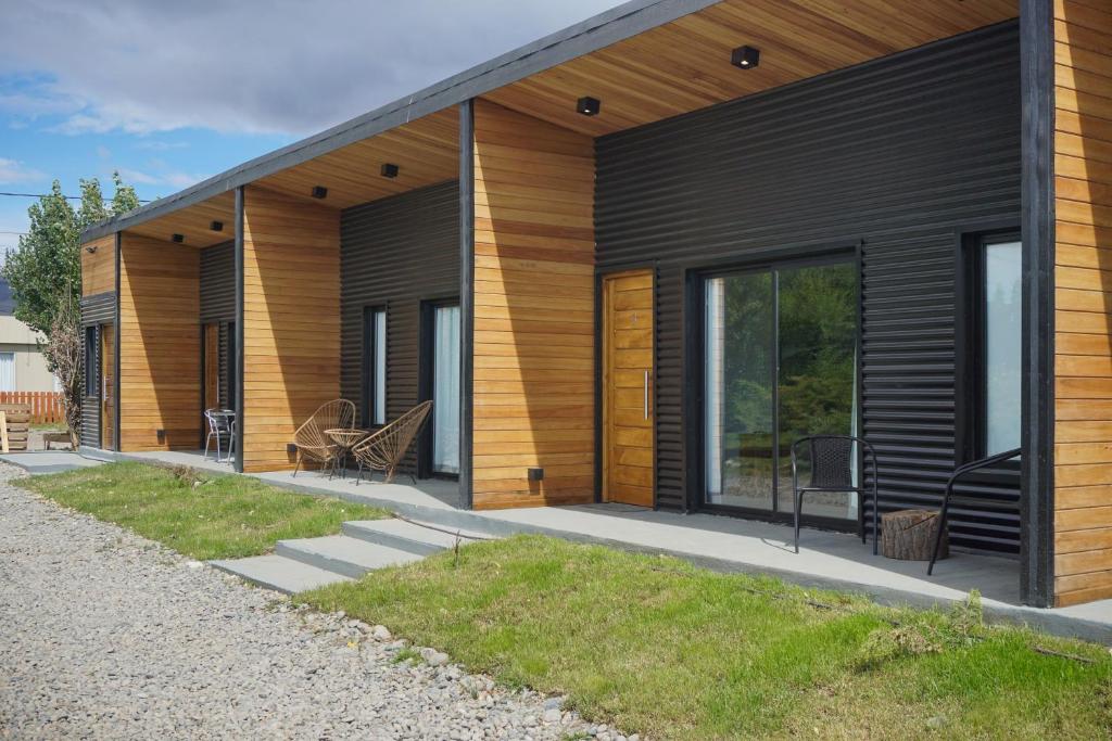 una casa con paneles de madera en un lado en Patagonia Hope Suites en El Calafate