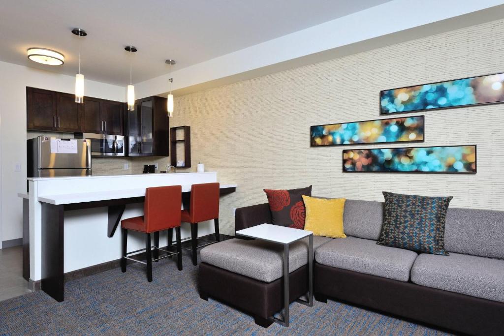 ein Wohnzimmer mit einem Sofa und einer Küche in der Unterkunft Residence Inn by Marriott Houston Northwest/Cypress in Cypress