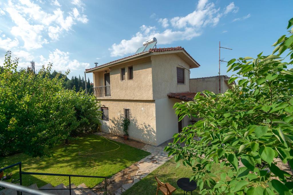 a house with a balcony on top of it at Konaki Polinas in Kanália