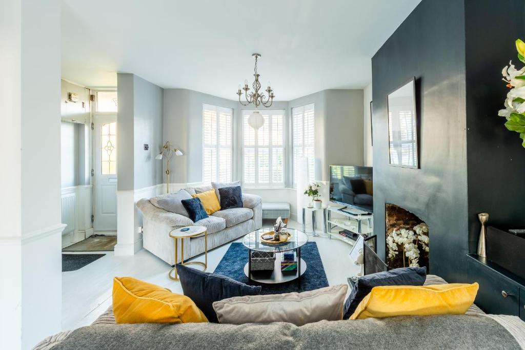 uma sala de estar com um sofá e uma mesa em Pass the Keys Stunning House in Walthamstow em Londres