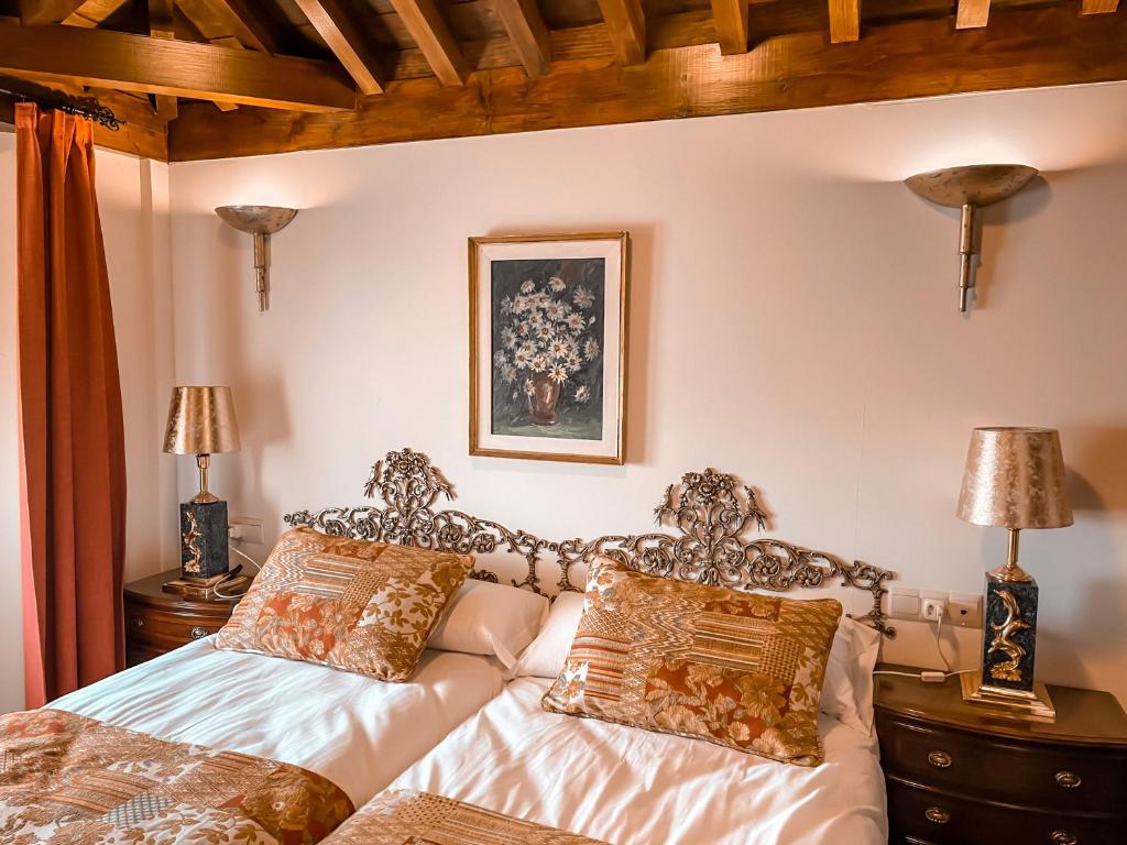 1 dormitorio con 2 camas y 2 lámparas en Apartamentos en pleno centro, Aljibe Rodrigo del Campo 2B en Granada