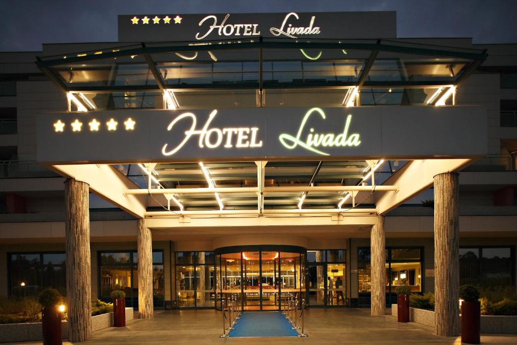 un vestíbulo del hotel con un cartel que lee Hotel Ludida en Hotel Livada Prestige - Terme 3000 - Sava Hotels & Resorts, en Moravske Toplice