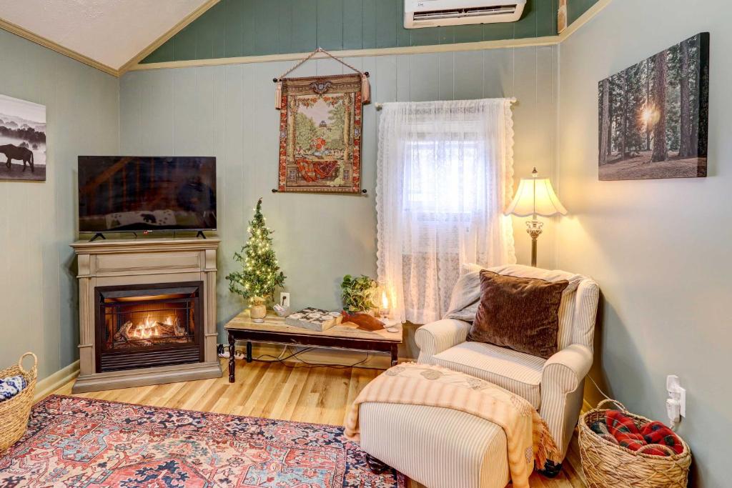 Ένα ή περισσότερα κρεβάτια σε δωμάτιο στο Adorable Ellijay Cabin with Hot Tub and Fire Pit