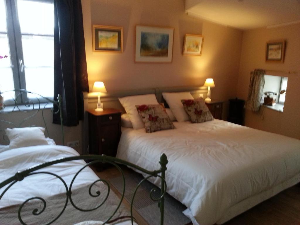 1 dormitorio con 2 camas y 2 lámparas en Relais St Jacques - Roanne, en Saint-Haon-le-Châtel