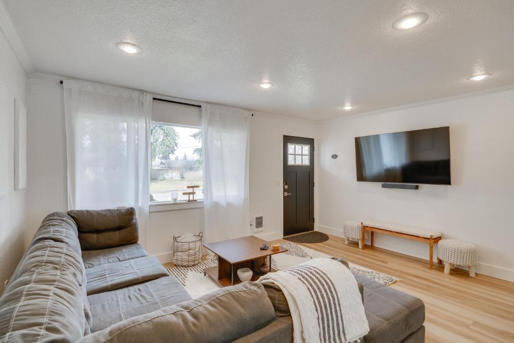 een woonkamer met een bank en een flatscreen-tv bij Vancouver Vacation Rental 16 Mi to Portland! in Vancouver