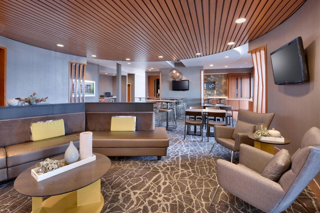 vestíbulo con sofá, sillas y bar en SpringHill Suites by Marriott Salt Lake City Draper en Draper