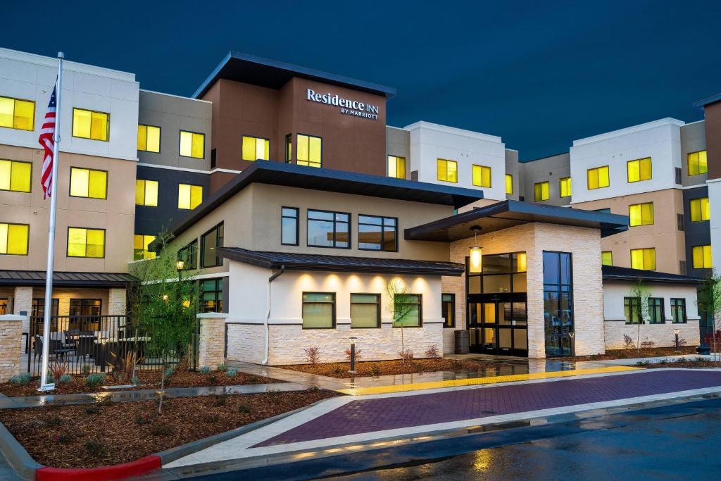una rappresentazione di un edificio ospedaliero di notte di Residence Inn by Marriott Rocklin Roseville a Roseville