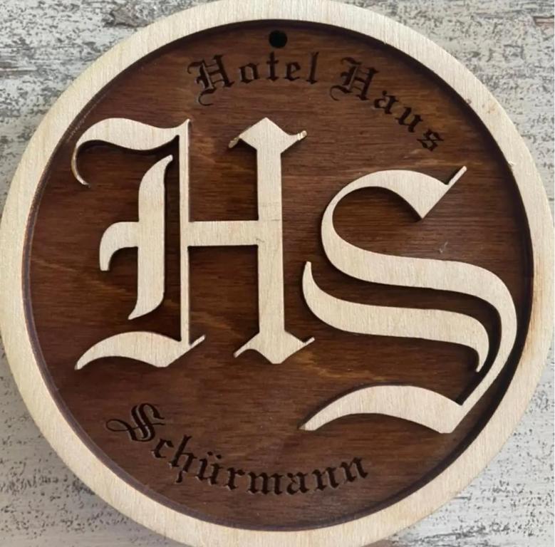 Eine hölzerne Tafel mit den Worten vereintes Königreich und sss in der Unterkunft Hotel Haus Schürmann in Dorsten