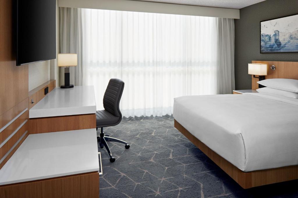 Delta Hotels Calgary Airport In-Terminalにあるベッド