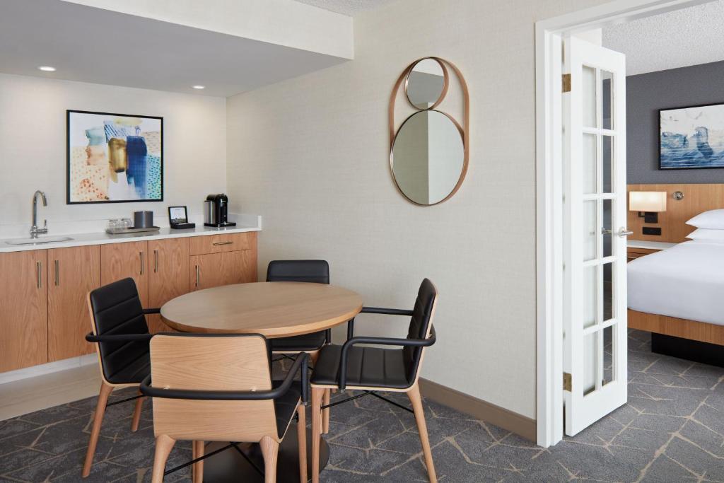 Delta Hotels Calgary Airport In-Terminalにあるベッド