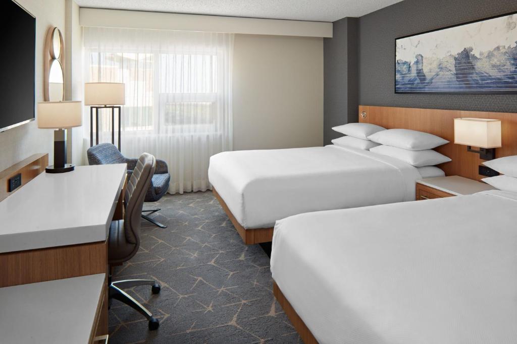 Delta Hotels Calgary Airport In-Terminalにあるベッド