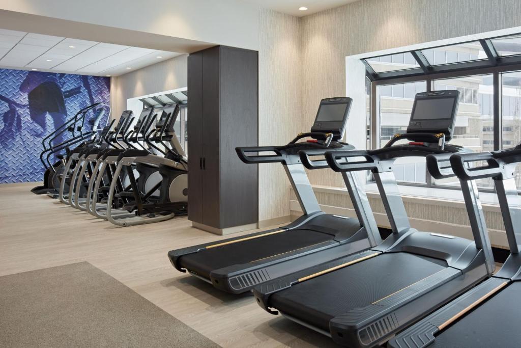 Delta Hotels Calgary Airport In-Terminalにあるフィットネスセンターまたはフィットネス設備
