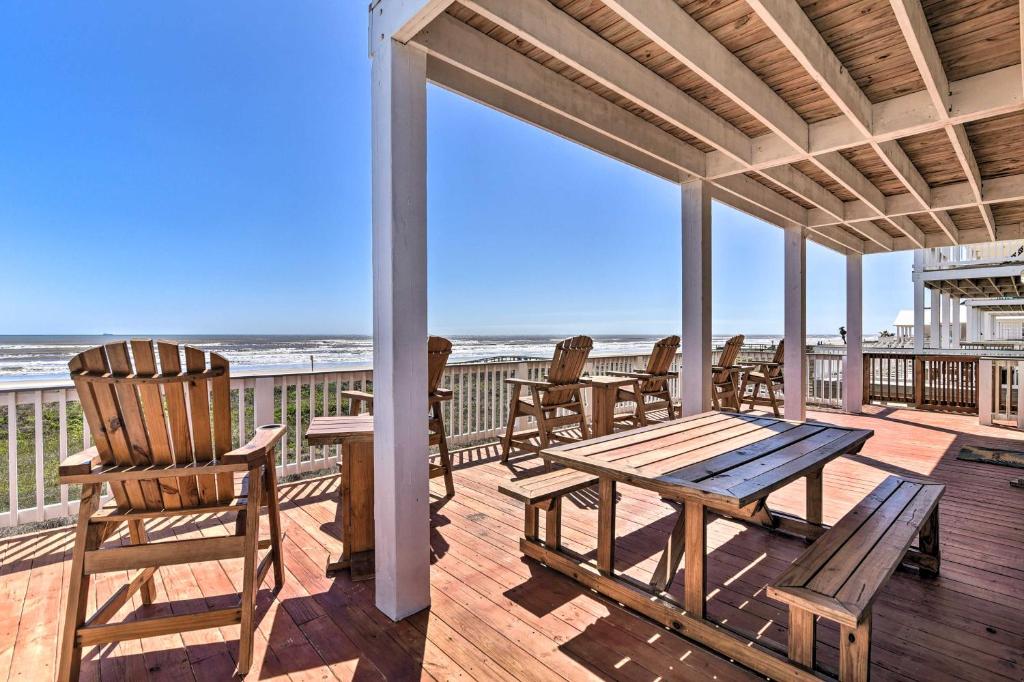 um alpendre com uma mesa e cadeiras na praia em Surfside Beach Home with Ocean Views! em Surfside Beach