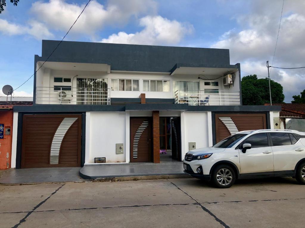 un coche blanco estacionado frente a una casa en Casa Beni para estrenar, en Santa Cruz de la Sierra