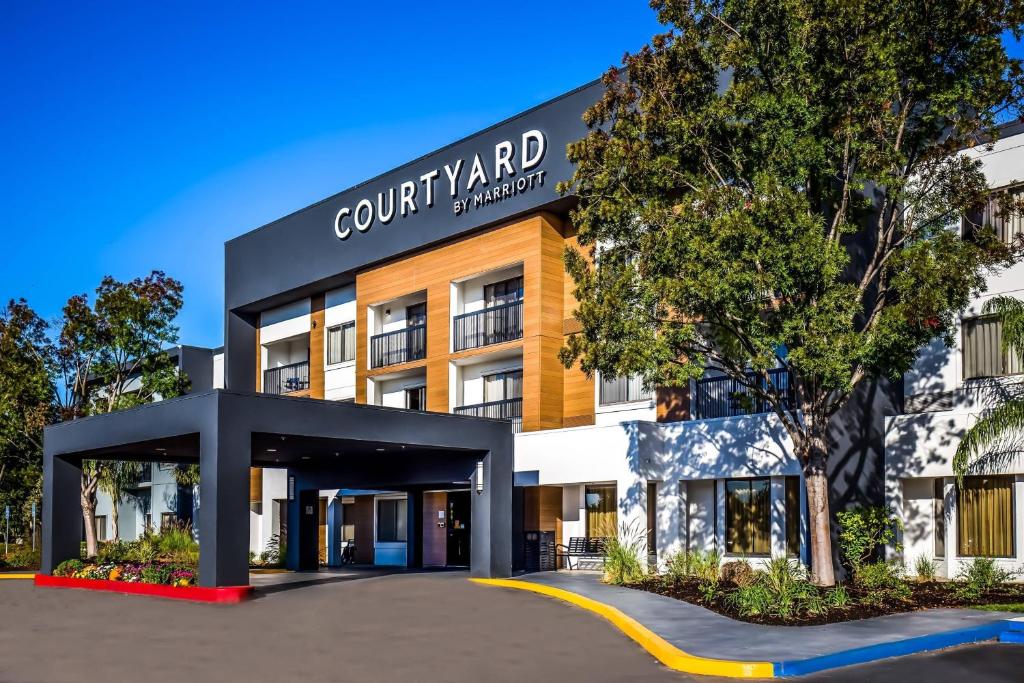 een weergave van de voorkant van een hotel op de binnenplaats bij Courtyard by Marriott Livermore in Livermore