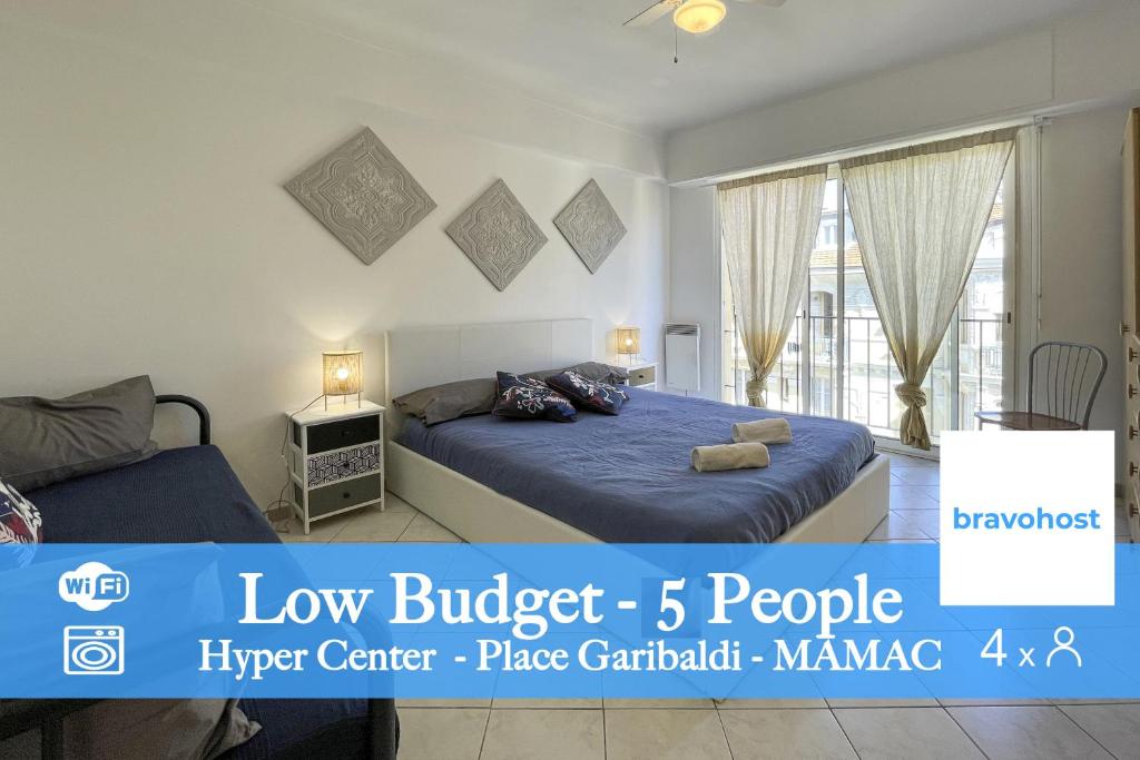 1 dormitorio con 1 cama azul en una habitación en Gioffredo 4 Pers Centrale WiFi en Niza
