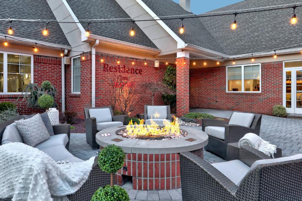un patio con mesa, sillas y fogata en Residence Inn by Marriott Woodbridge Edison/Raritan Center en Woodbridge