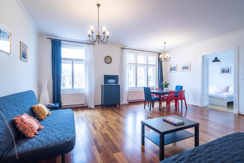 Royal Road Residence - Two-Bedroom Apartment With Balcony