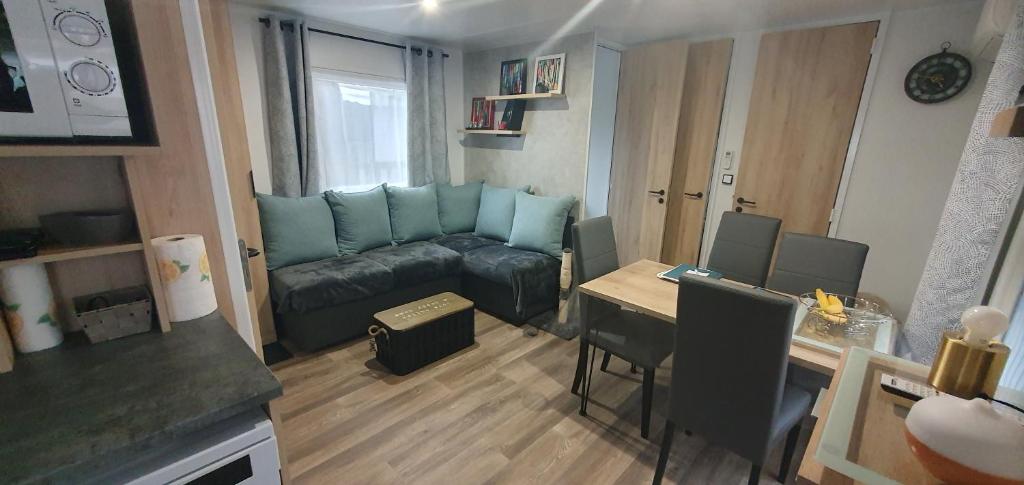 - un petit salon avec un canapé et une table dans l'établissement MH 476 annexe Bois Dormant, à Saint-Jean-de-Monts