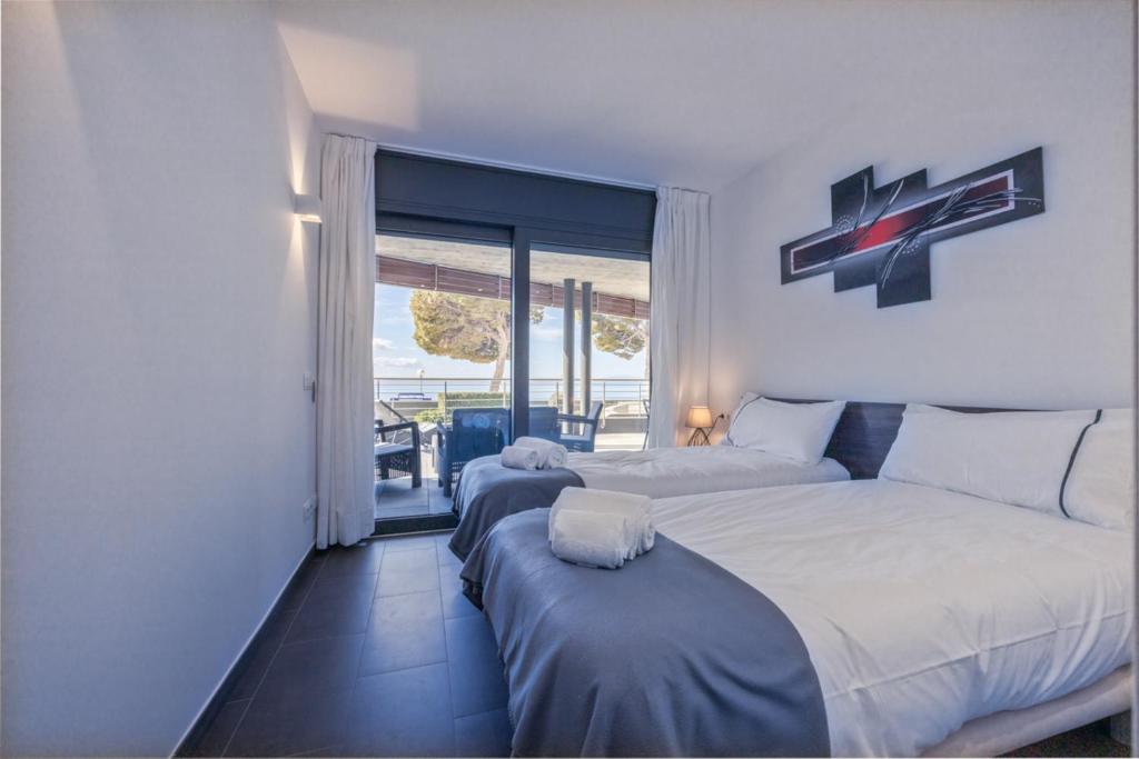 Posteľ alebo postele v izbe v ubytovaní NC APARTMENTS Moli Blau 102 - 4 personas