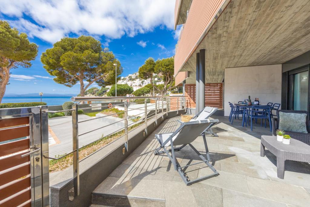 Balkón alebo terasa v ubytovaní NC APARTMENTS Moli Blau 102 - 4 personas