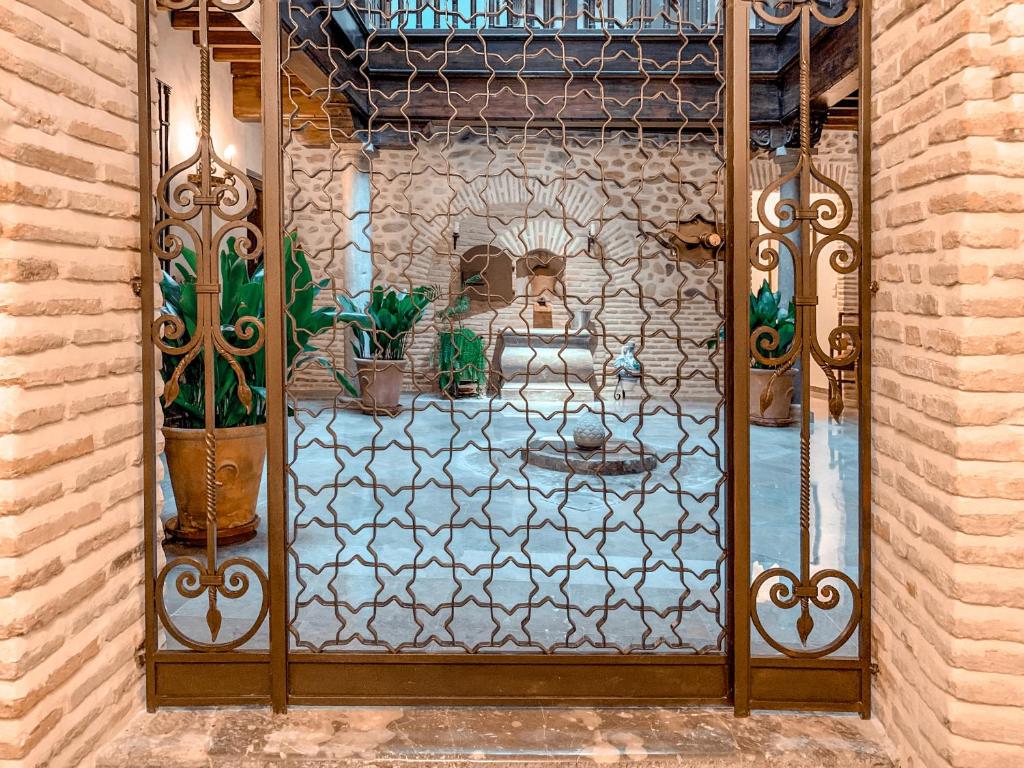 una puerta de cristal de una habitación con plantas en ella en Apartamentos en pleno centro, Aljibe Rodrigo del Campo 2A, en Granada