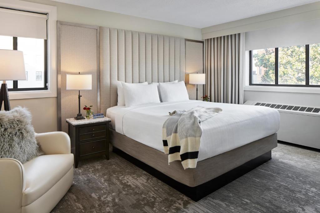 Capitol Hill Hotel - One Bedroom Suite Kitchenette