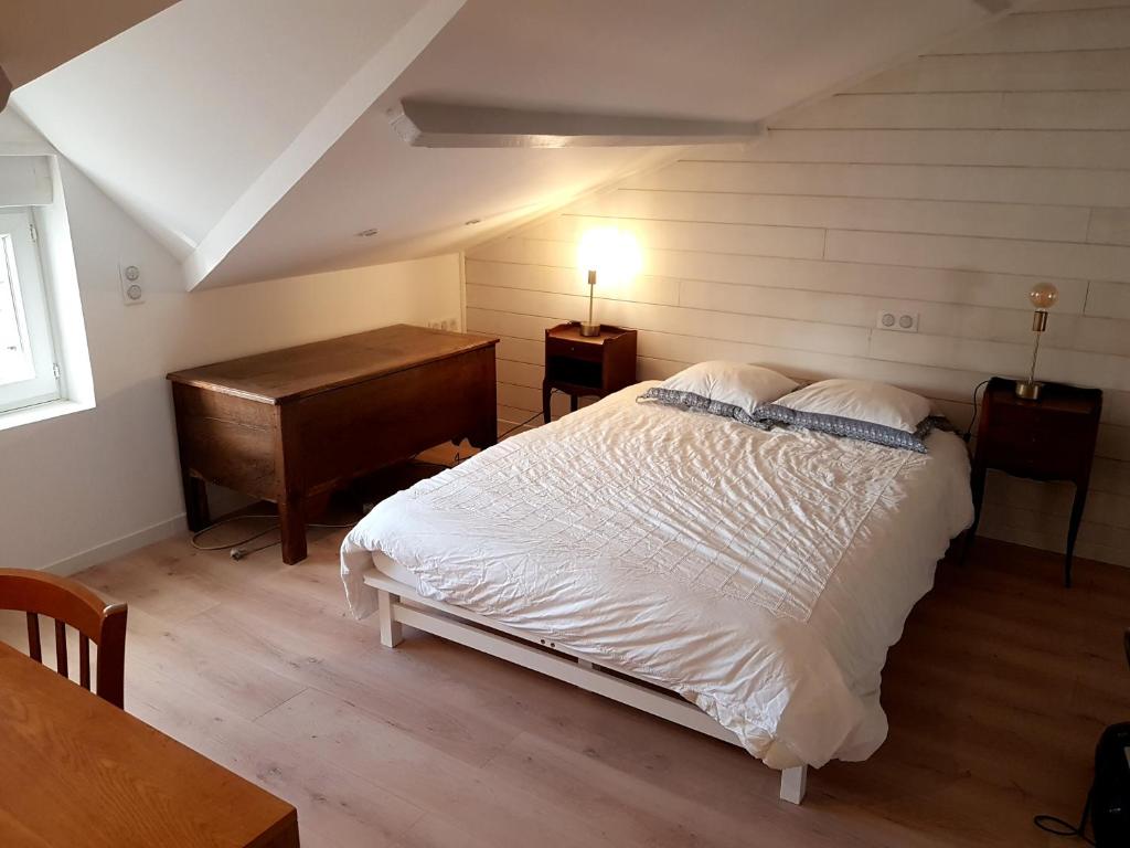 Säng eller sängar i ett rum på Jolie SUITE de 28m² - LA HUME Centre