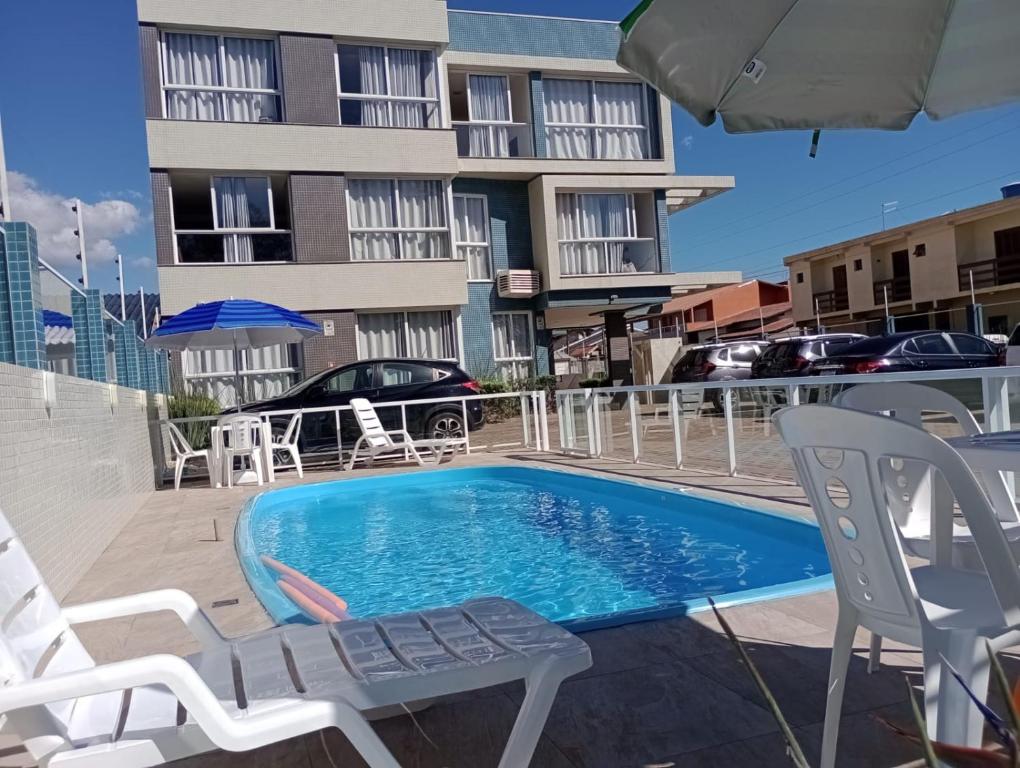 una piscina frente a un edificio en Residencial Provincia Di Trento Beira Mar, en Torres