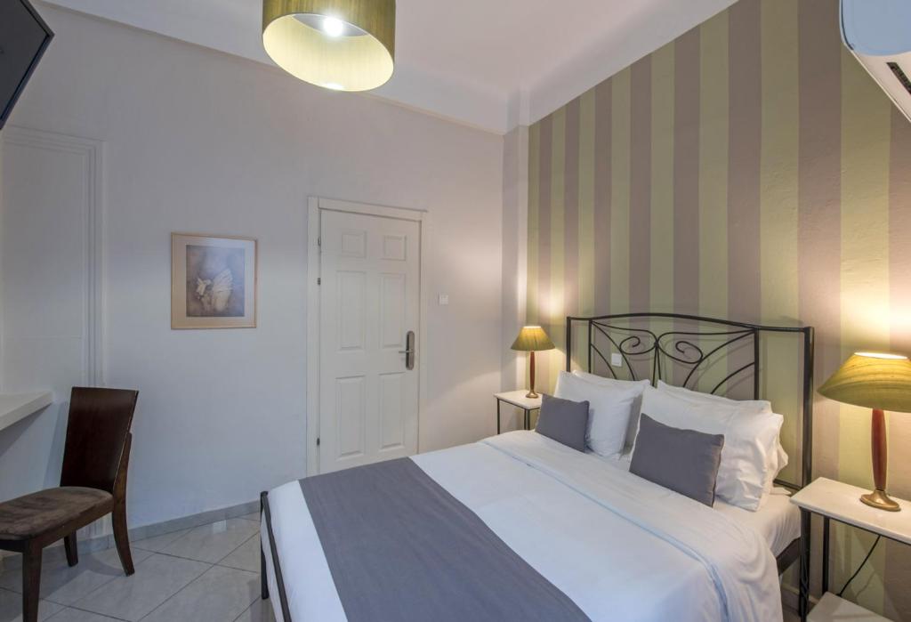 Postel nebo postele na pokoji v ubytování Kimon Hotel Athens